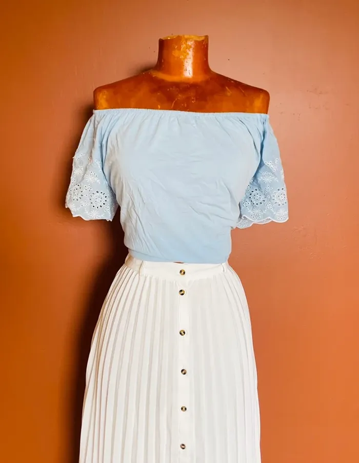 Jolie blouse bleue pastel col bardot