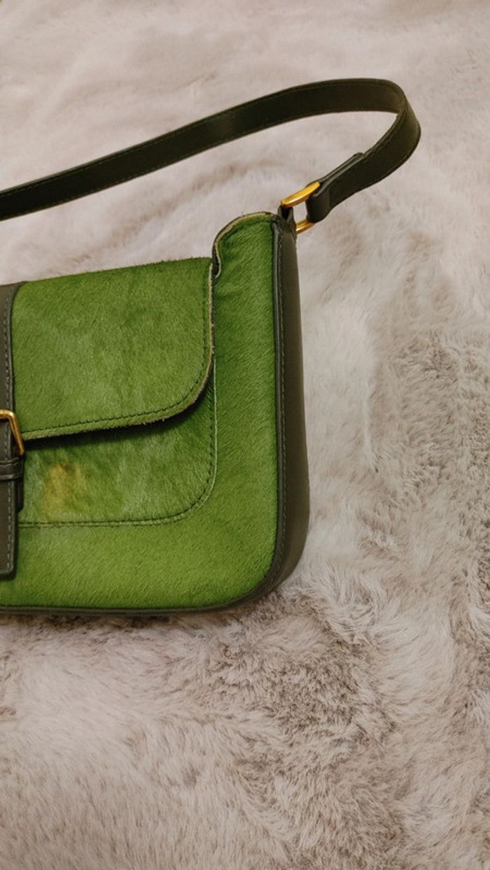 Sac baguette en cuir crin de cheval couleur vert et jaune porter épaule - photo numéro 3