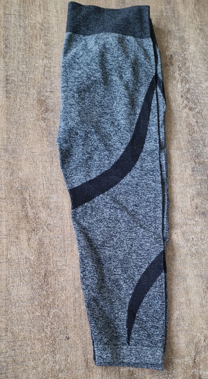 Pantalon de sport 3/4 jamais porté - photo numéro 2