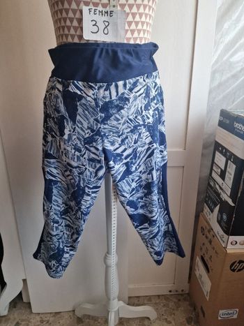 Pantacourt de sport, bleu & blanc, en très très bon état, en polyester & elasthanne, longueur 67cm