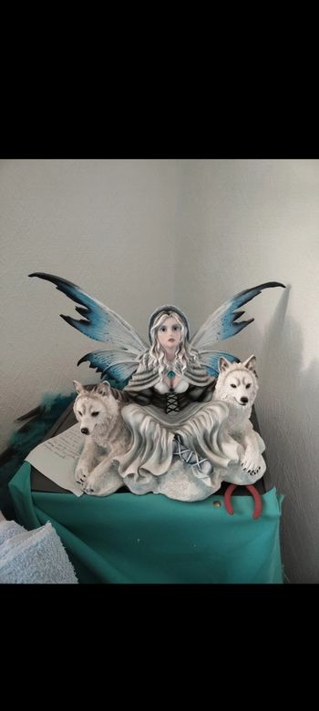 Fée géante avec loup polaire
