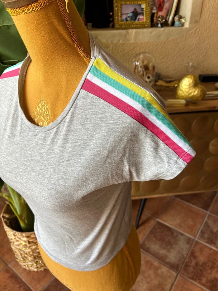Primark t shirt avec bandes de couleurs taille 10 ans - photo numéro 3