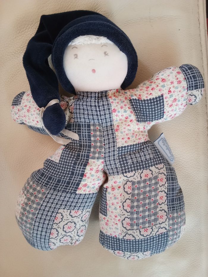 Doudou Moulin Roty vite un câlin poupée chiffon tissu 1997 bleu marine tissu style  patchwork  fleurs fleuri floral visage peint