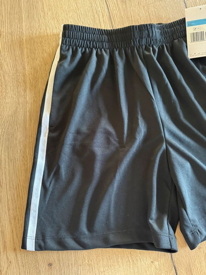 Short Nike dri-fit taille M 10-11 + ans neuf avec étiquettes - photo numéro 2