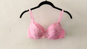 Soutien-gorge rose et broderies argentées