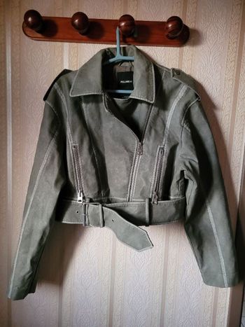 Veste courte style similicuir vert, Pull&Bear taille S