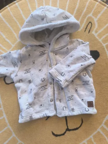 Gilet légèr  capuche 1 mois