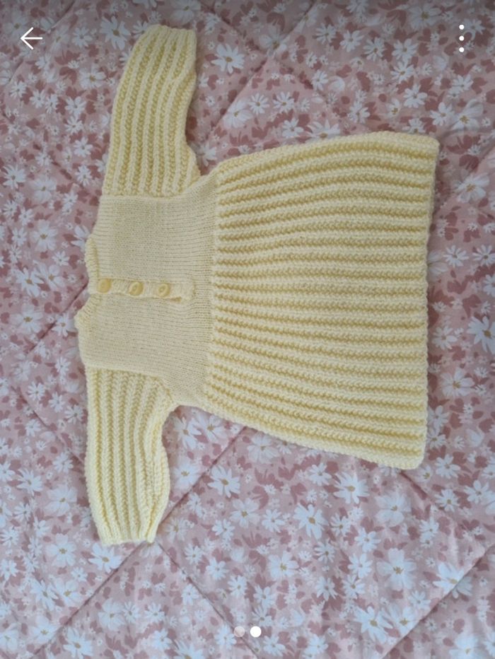 Robe pull bébé jaune clair fait main - photo numéro 2