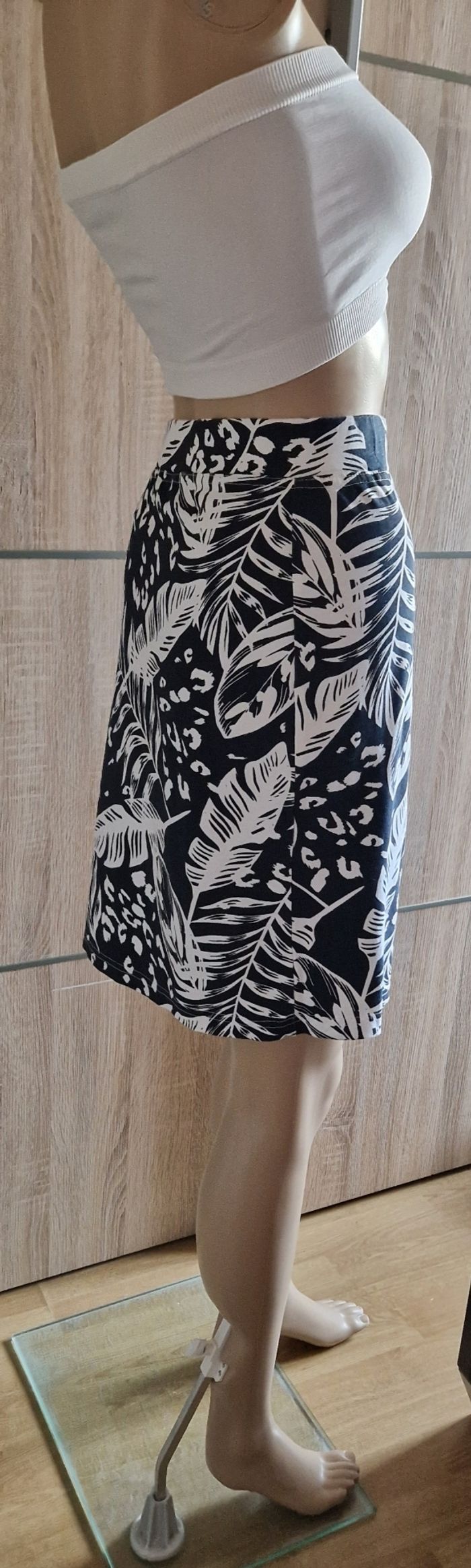 Jupe à fleurs bleu marine Taille 38/40 - photo numéro 2