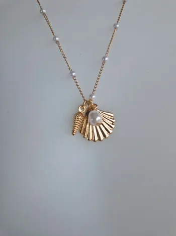 Collier fantaisie doré pendentif coquillage