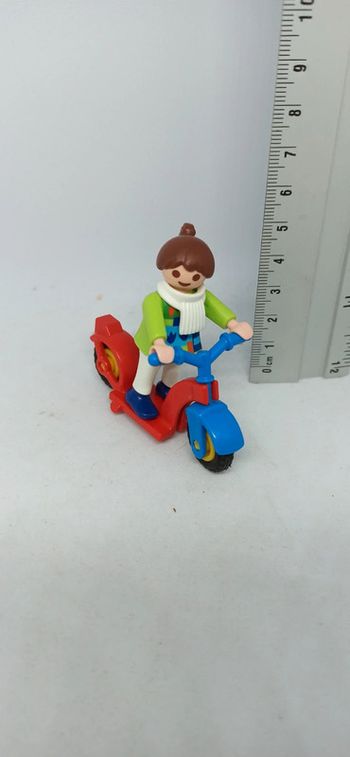 Enfant fille sur scooter rouge et bleu playmobil