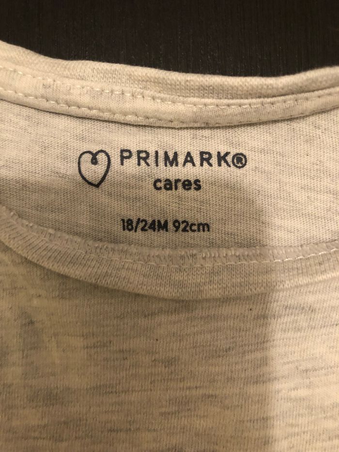 Très joli tee shirt à manches longues Primark taille 18/24 mois en parfait état - photo numéro 2