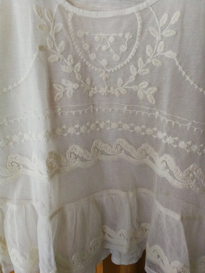 Jolie haut en dentelle - photo numéro 2