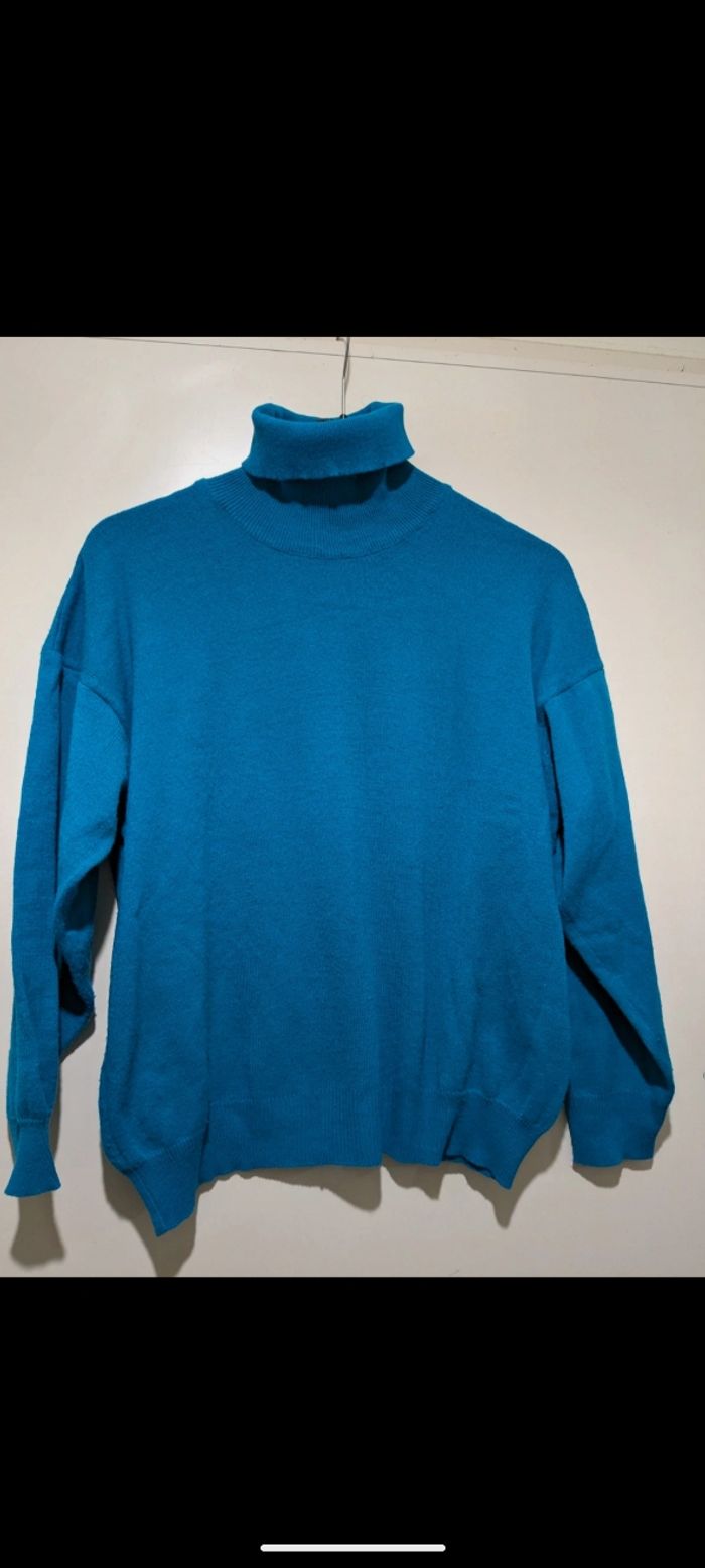 Beau pull vintage col roulé bleu.