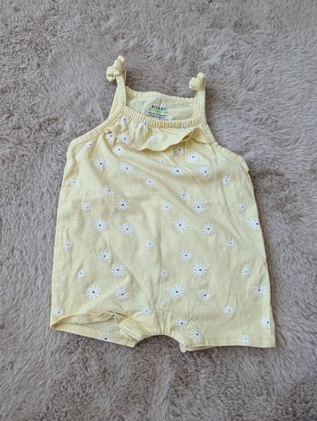 Combishort jaune pâle avec fleur - Kiabi - 3 mois