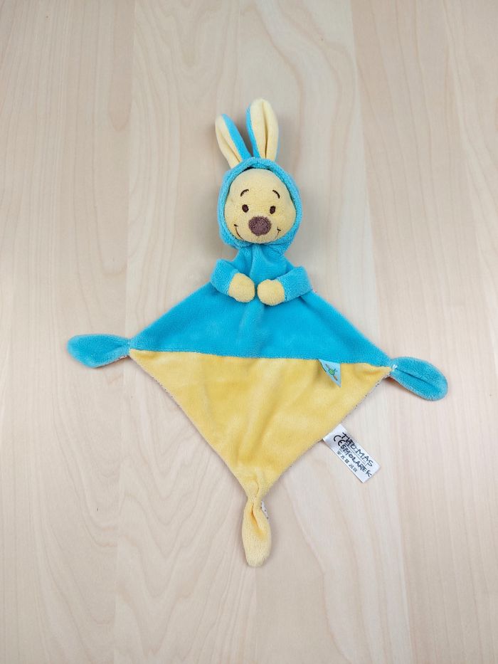 Doudou plat Winnie l'ourson déguisé en lapin DISNEY NICOTOY bleu jaune abeille