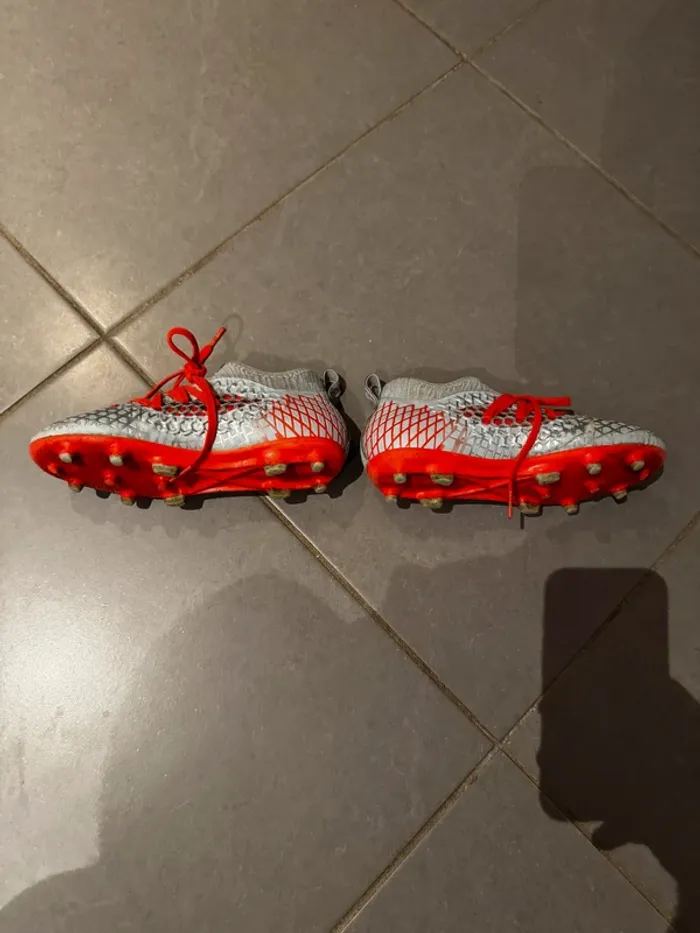 Chaussures de foot à crampons moulés - Puma - Net-Fit / Future - Gris & Orange - 34 - Bon état - photo numéro 2