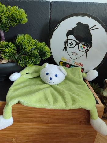 Doudou plat carré ours vert Musti blanc pattes bleu DD001713