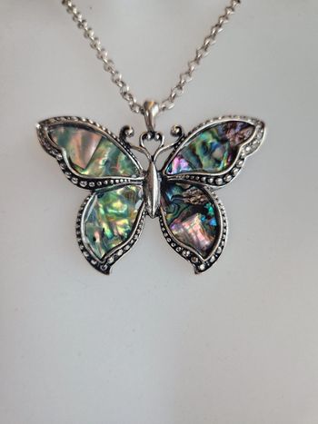 Collier fantaisie argenté pendentif papillon nacré
