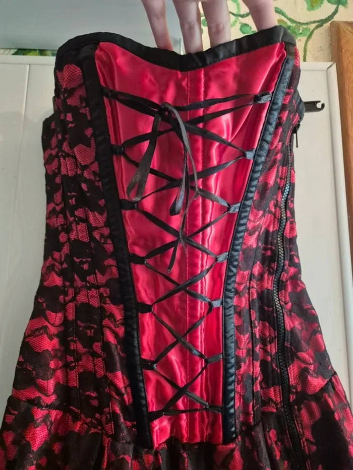 Robe gothique rouge avec dentelle - photo numéro 2