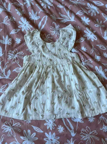 Robe blanche et dorée 6 mois du pareil au même