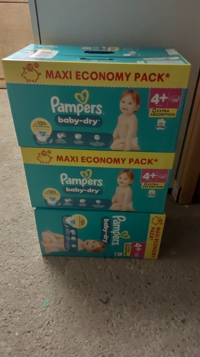 Couche pampers taille 4+ babydry 98couche par carton soit 294couche pour 60euro