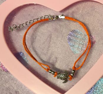 Bracelet ajustable en fil orange et tortue argentée