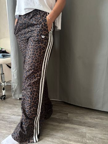 Pantalon larges adidas léopard 