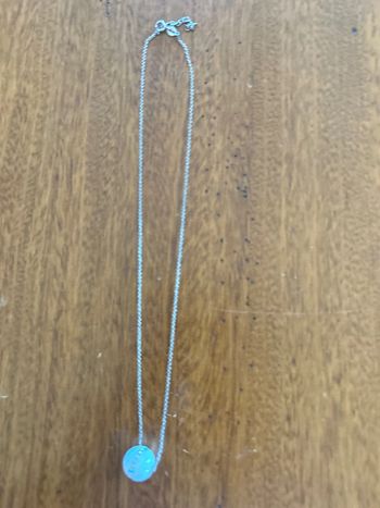 Collier pendentif boule blanche