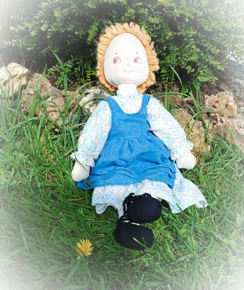 Poupée doll chiffon souple vintage robe tablier laine cheveux court type Sarah kay