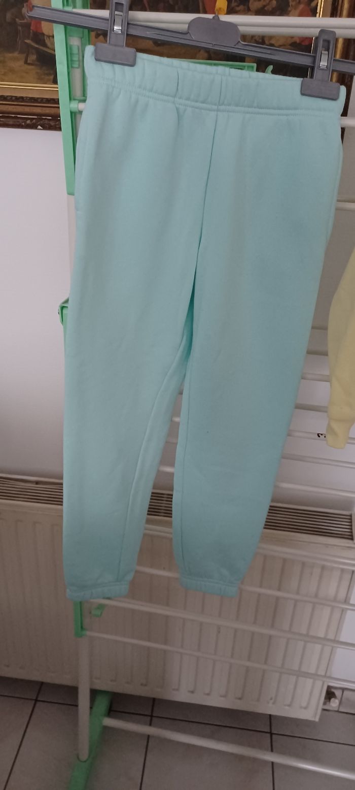 Très beau jogging fille T 8 ans - photo numéro 2