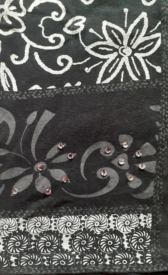 Débardeur noir avec sequins. Imprimé floral. Kiabi. Taille 42 - photo numéro 2
