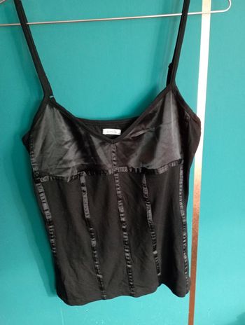 Haut noir à bretelles
