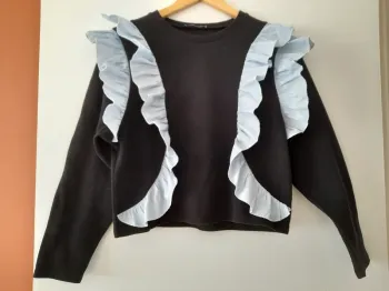 Pull noir Zara volant tissu en déco devant