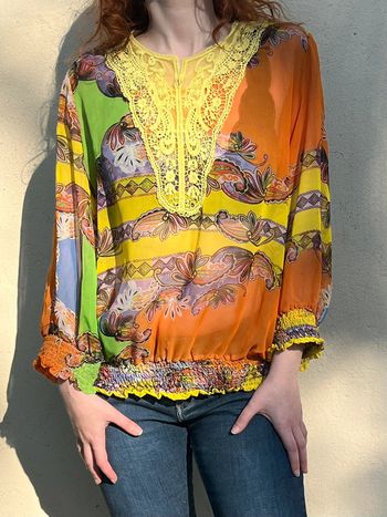 Blouse manches longues avec élastiques, couleurs fluo et dentelles.