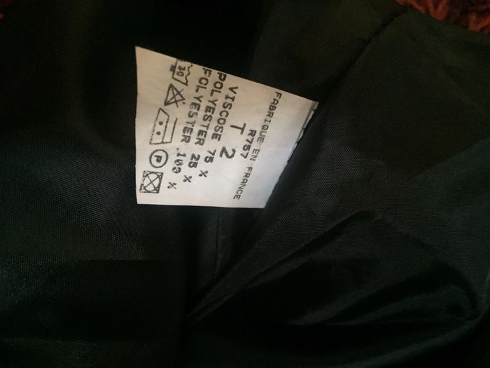 Robe de soirée noir satiné ornée de roses - photo numéro 10