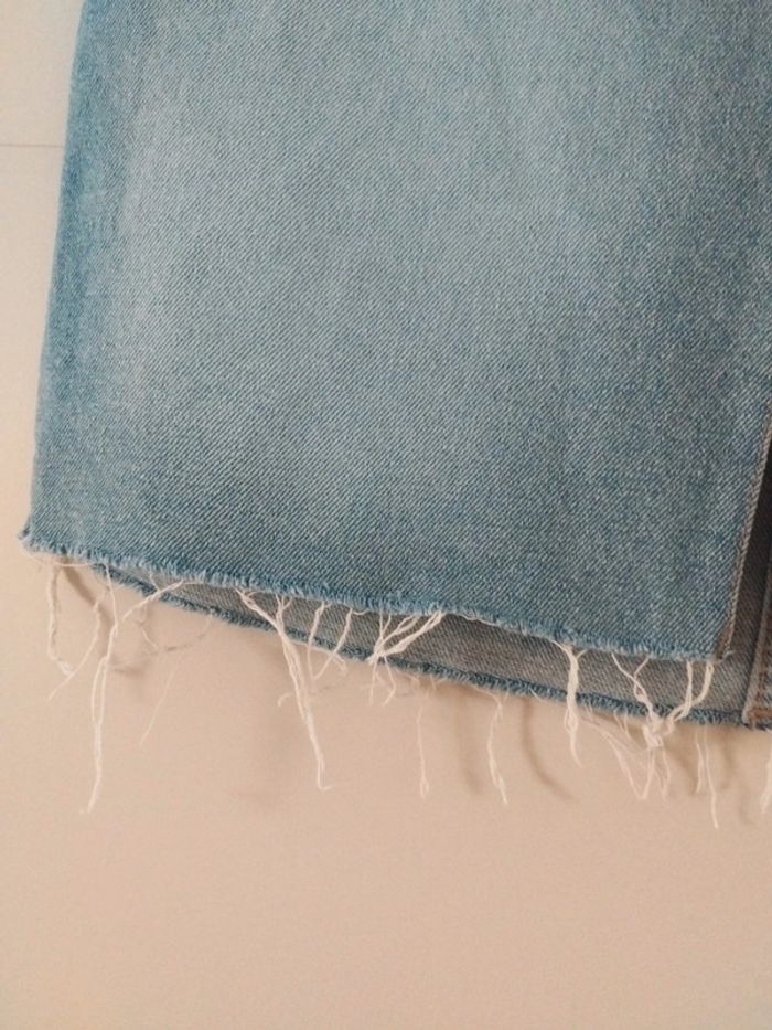 Jupe courte en jean bleu avec fente et franges taille 38 - photo numéro 2