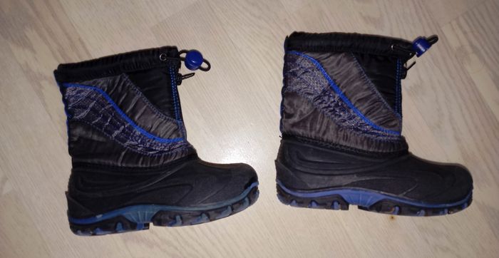 Bottes de ski après-ski bleu marine avec fermeture éclair sur le devant pour mieux les enfiler et lien de serrage 
P. 25-26 - photo numéro 2