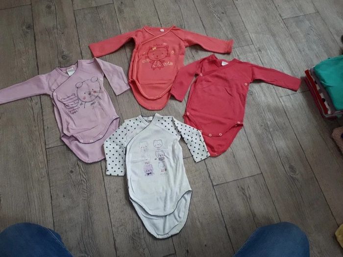 Lot 4 bodies fille 6 mois absorba