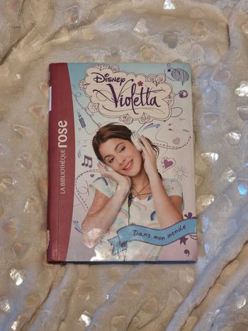 Lot de 4 livres : Disney Violetta , La bibliothèque rose, Hachette Jeunesse