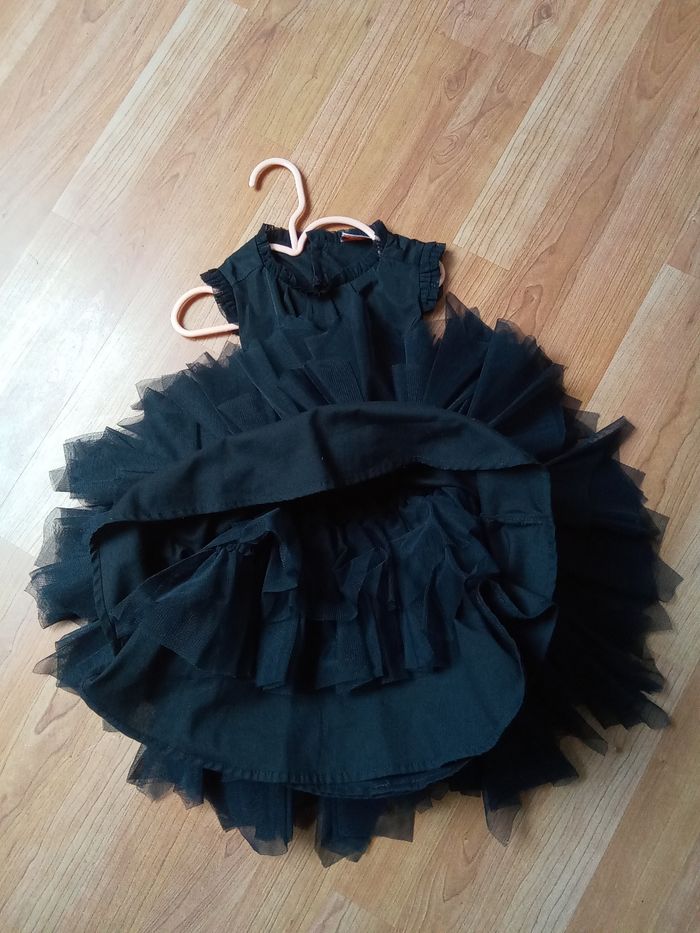 Jolie robe noire doublée avec tulle, volants, paillettes Tape à l'oeil taille 3 ans - photo numéro 9