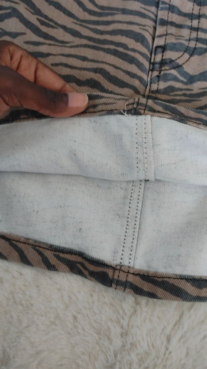 Mini jupe en jean motif zébré zèbre en très bon état - photo numéro 5