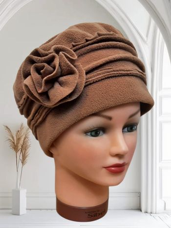 Bonnet  / chapeau  avec une fleur sur le côté agréable à porter pour femme Taille unique