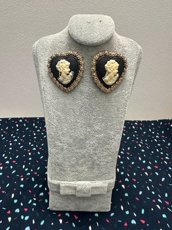 Boucles d'oreilles coeur noir et doré avec camée