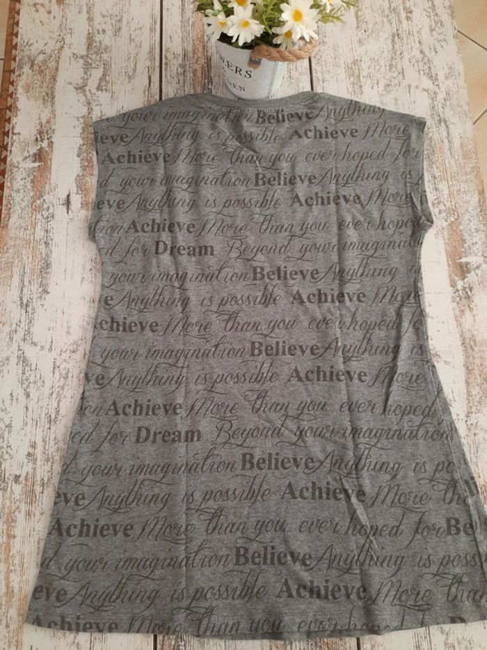 T-shirt gris et blanc avec des paillettes - photo numéro 6