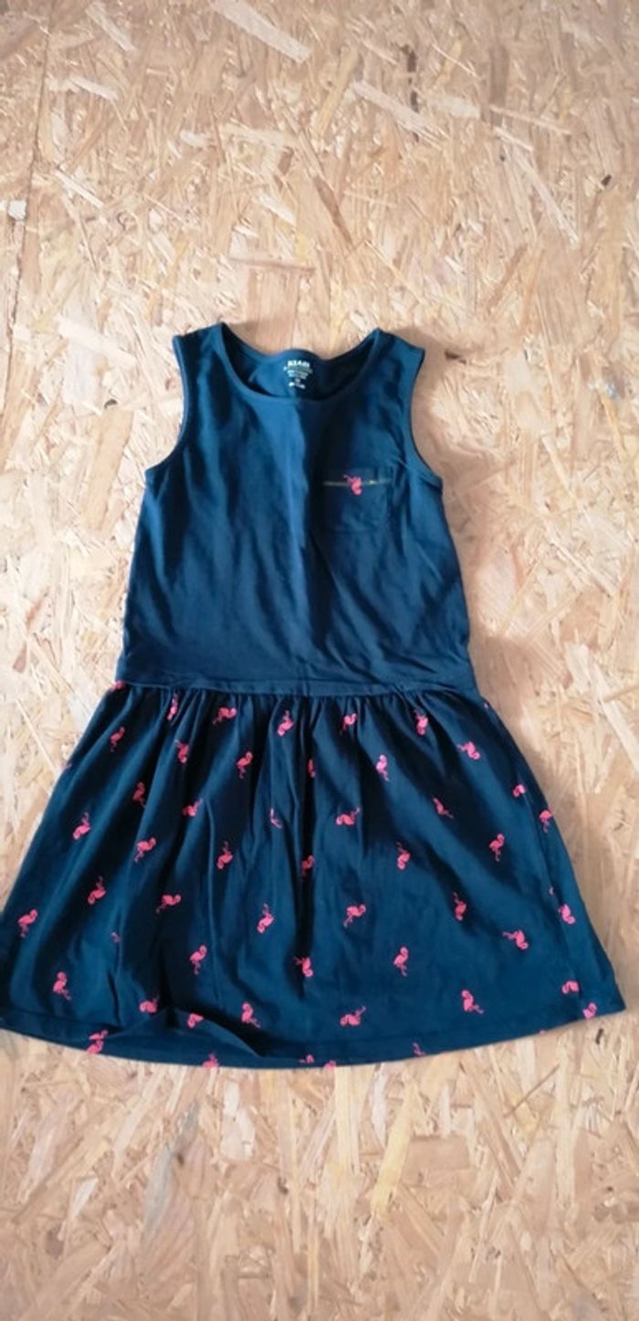 Robe bleue avec motif flament rose