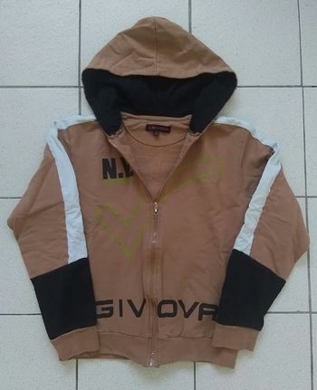 Gilet à capuche zippé.