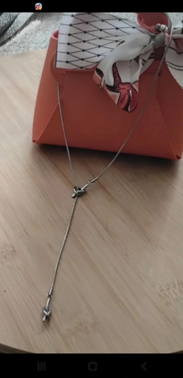 Collier forme cravate