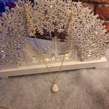 Collier doré avec pendentif blanc et doré