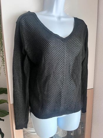 Pull noir col v avec fil argenté